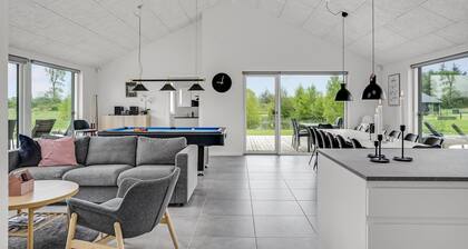Beautiful home in Glesborg with WiFi