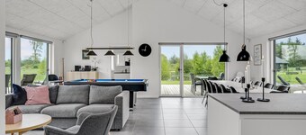 Beautiful home in Glesborg with WiFi