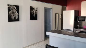 Réfrigérateur, micro-ondes, four, plaque de cuisson