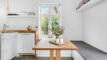 Køleskab, kogeplade, opvaskemaskine, kaffe-/temaskine