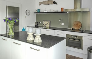 Réfrigérateur, micro-ondes, plaque de cuisson, lave-vaisselle