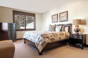 4 bedrooms, desk, iron/ironing board, travel cot