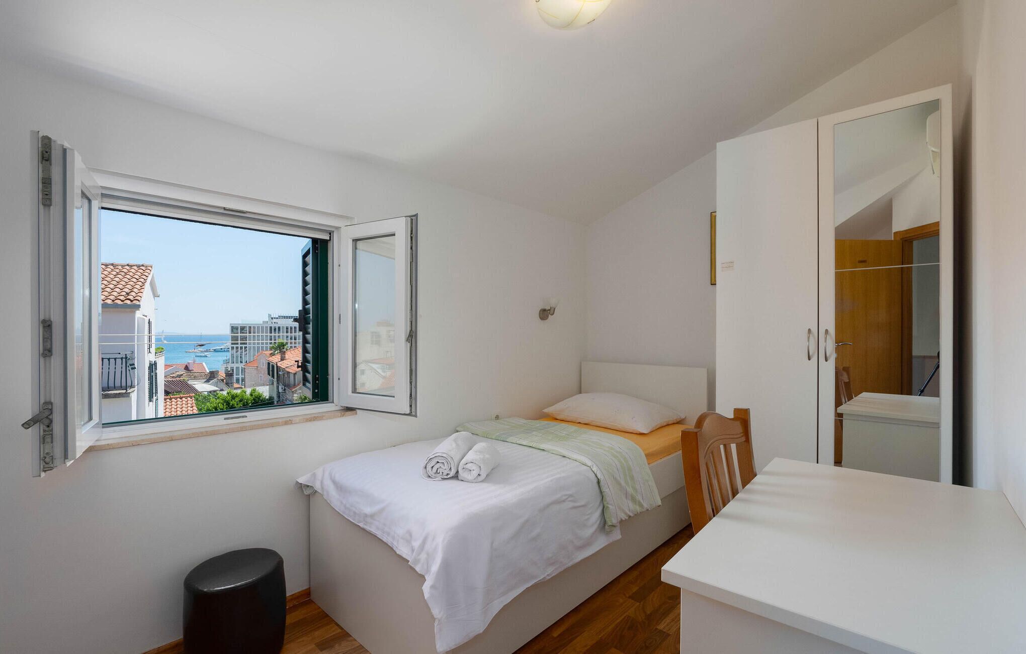 4 bedrooms, travel crib, free WiFi, bed sheets