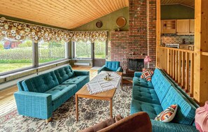 TV, fireplace, DVD player - Amazing home in Höviksnäs with kitchen (Höviksnäs)