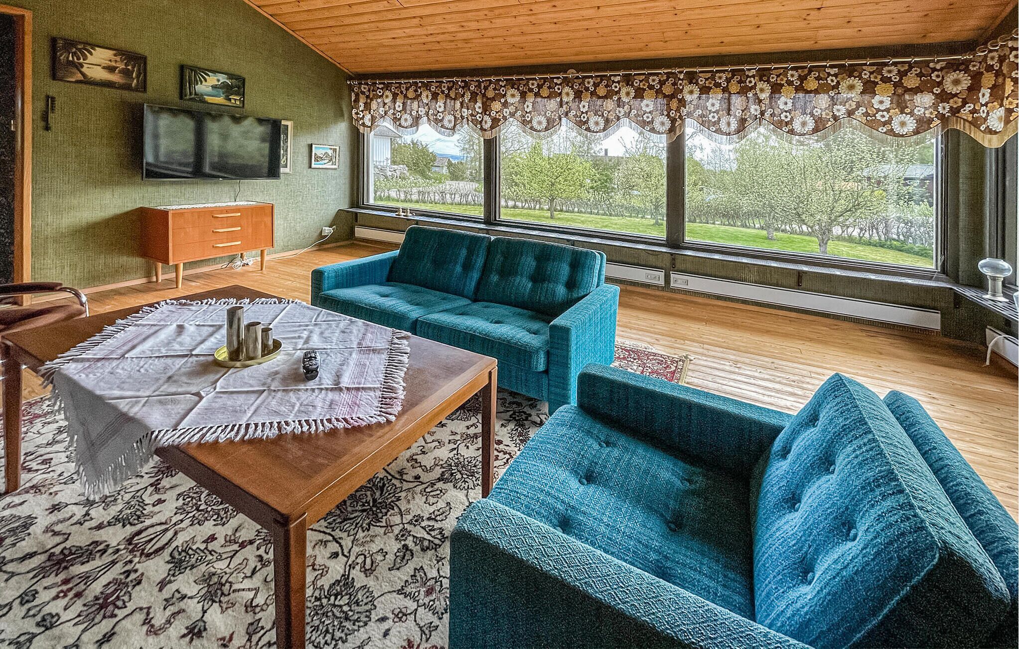 Televisie, een open haard en een dvd-speler