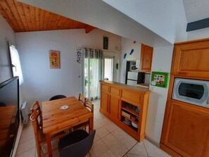 Fridge, microwave, oven, stovetop - Maison Avec Jardin et Piscine Commune (Le Château-d'Oléron)