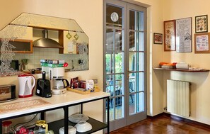 Una cucina con macchina da caffè, tostapane e una finestra vista all'esterno.