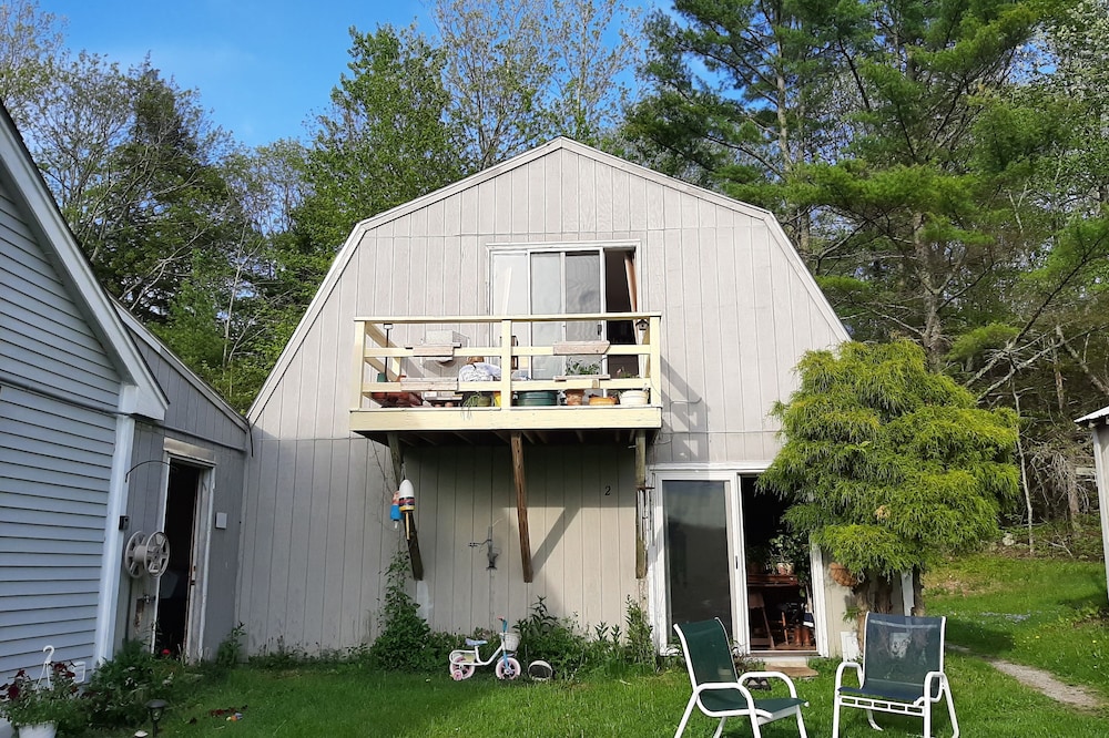 Camden Sunset Haven Deck, private entrance queen bed. Summer hideaway