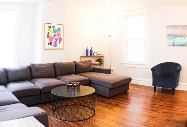 TV, fireplace, offices - Spacious Apt-Walk to Skyline Views + Free Parking (Pittsburgh)