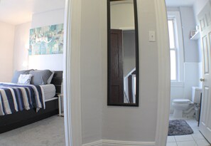 3 bedrooms, desk, iron/ironing board, travel crib - Spacious Apt-Walk to Skyline Views + Free Parking (Pittsburgh)