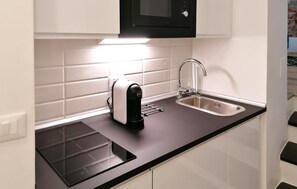 Fridge, microwave, stovetop, coffee/tea maker - 1 bedroom beautiful apartment in Genova (Genova)