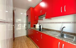 Een magnetron, een oven, een kookplaat, een koffiezetapparaat/waterkoker