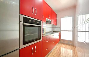 Microondas, horno, placa de cocina y cafetera o tetera