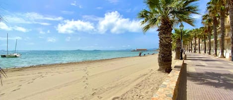 靠近海滩