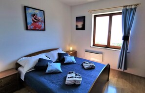 3 habitaciones, tabla de planchar con plancha y cuna de viaje