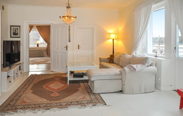 Fernseher, Tischtennisplatte