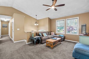 Smart-TV, Tischfußball, Bücher