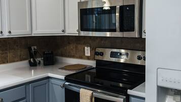 Geladeira, micro-ondas, fogão, cooktop