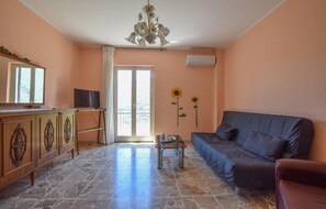 TV - 2 bedroom beautiful home in Sinagra (Sinagra)
