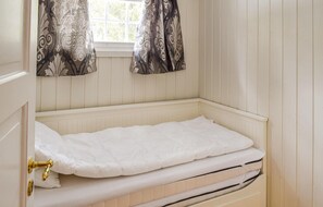 4 bedrooms, bed sheets