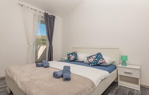 4 bedrooms, travel crib, free WiFi, bed sheets