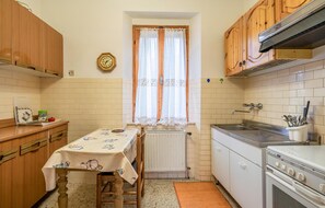 Réfrigérateur, surface de cuisson, vaisselle et ustensiles