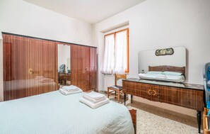 3 chambres, fer et planche à repasser, lit de bébé portatif