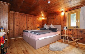 4 bedrooms, travel cot, free WiFi, bed sheets
