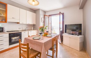 Réfrigérateur, micro-ondes, plaque de cuisson, cafetière/bouilloire