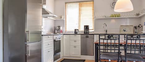 Fridge, oven, stovetop, dishwasher