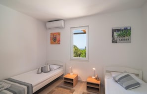 4 bedrooms, travel cot, free WiFi, bed sheets