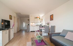 Smart TV - Gorgeous home in Maslinica (Maslinica)