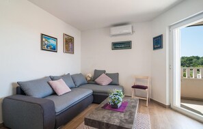 Smart TV - Gorgeous home in Maslinica (Maslinica)