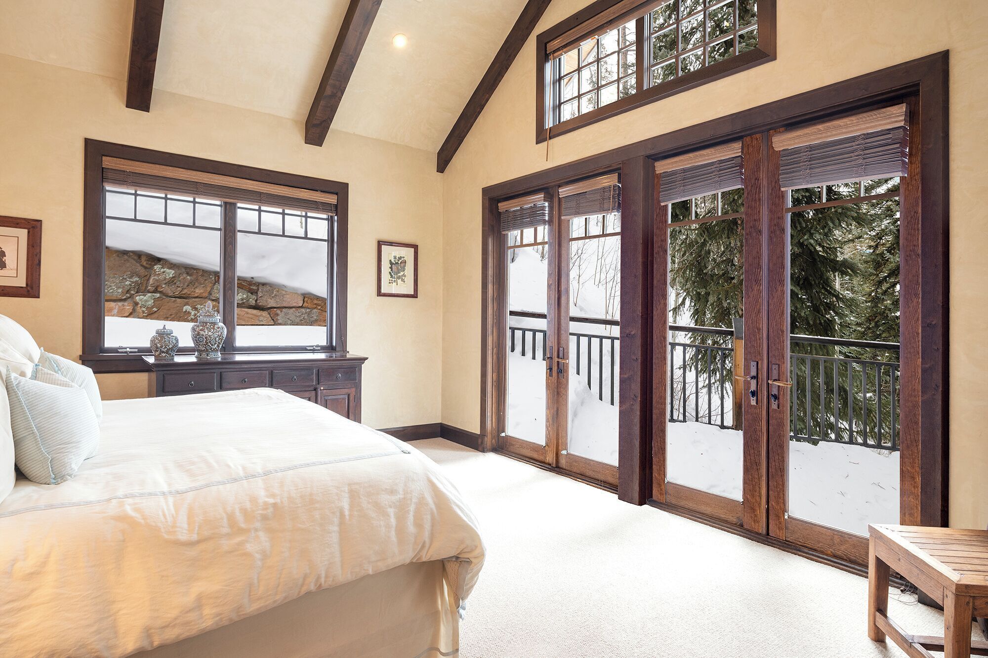 4 habitaciones, tabla de planchar con plancha, cuna de viaje y wifi 