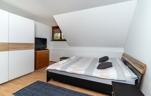 2 bedrooms, iron/ironing board, free WiFi, bed sheets - Gorgeous home in Jablan (Jablan)