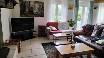 Fernseher, Kamin, DVD-Player, Tischfußball