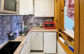 Réfrigérateur, four à micro-ondes, surface de cuisson, lave-vaisselle