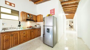 Kjøleskap, mikrobølgeovn, kaffetrakter/tekoker og vannkoker