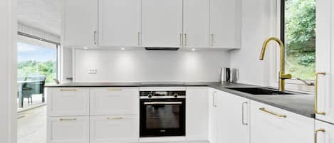 Fridge, stovetop, coffee/tea maker