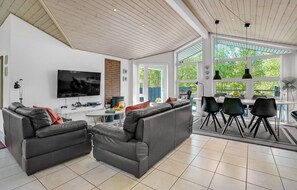 Fernseher, Kamin, DVD-Player