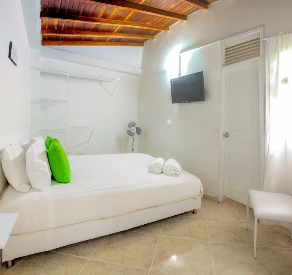 3 habitaciones, escritorio, tabla de planchar con plancha y wifi gratis 