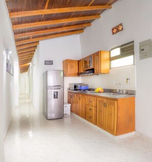 Kühlschrank, Mikrowelle, Wasserkocher mit Kaffee-/Teezubehör