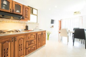 Kjøleskap, mikrobølgeovn, kaffetrakter/tekoker og vannkoker