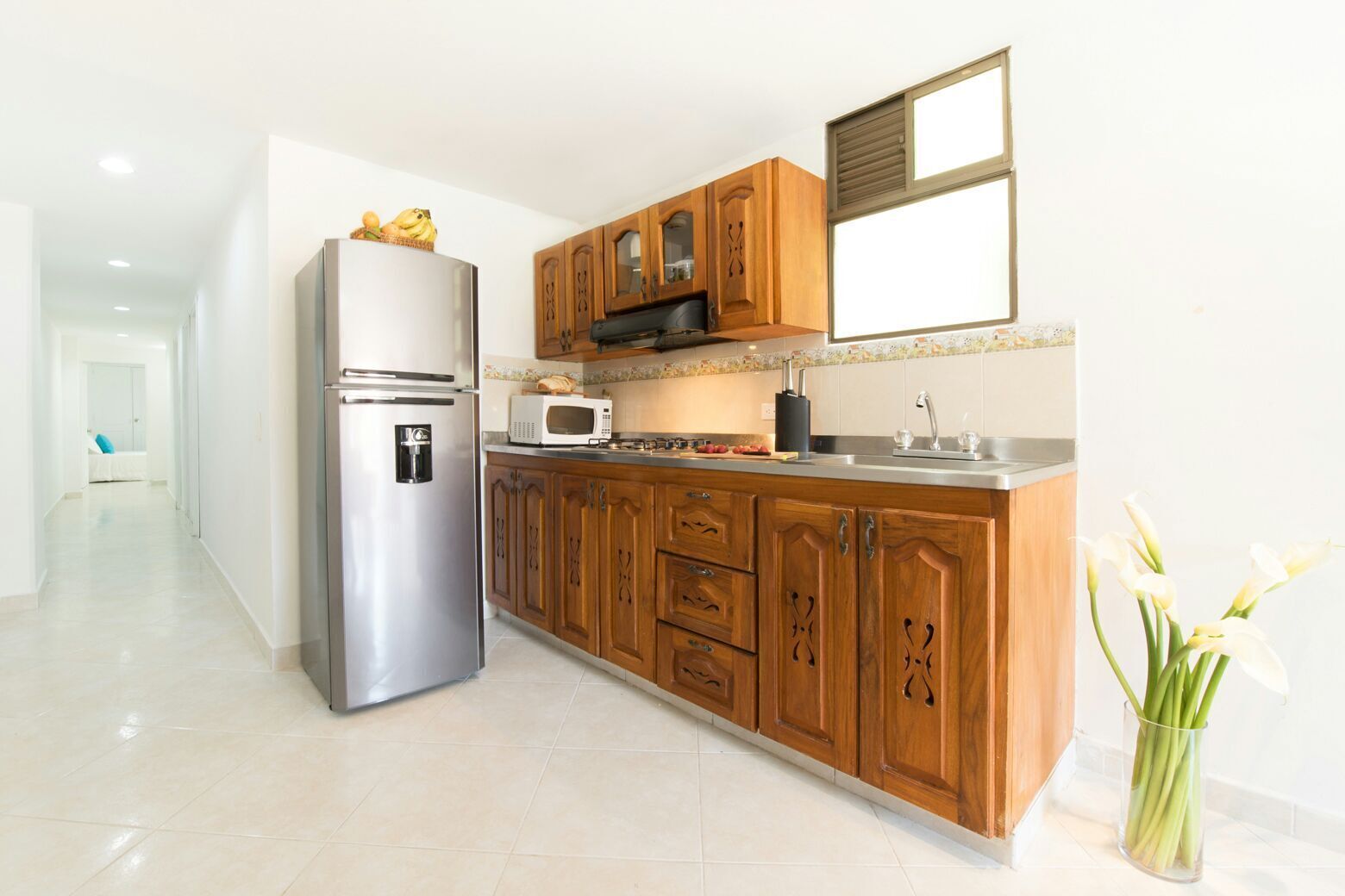 Réfrigérateur, four à micro-ondes, cafetière-théière