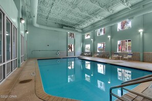 Een binnenzwembad, een buitenzwembad