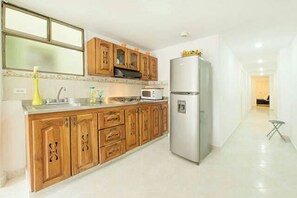 Kühlschrank, Mikrowelle, Wasserkocher mit Kaffee-/Teezubehör