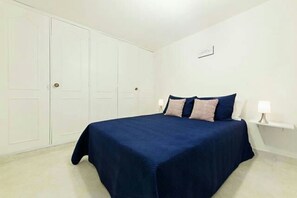 3 slaapkamers, een strijkplank/strijkijzer, gratis wifi, beddengoed