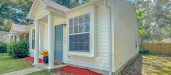 Reopening - Renovated - The cozy white townhouse!