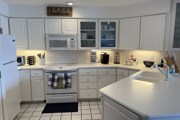 Kylskåp, mikrovågsugn, ugn och spishäll