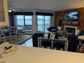 Smart TV, fireplace - Charming Lakefront Condo at Bernard's Landing, only steps from the shore! (Moneta)
